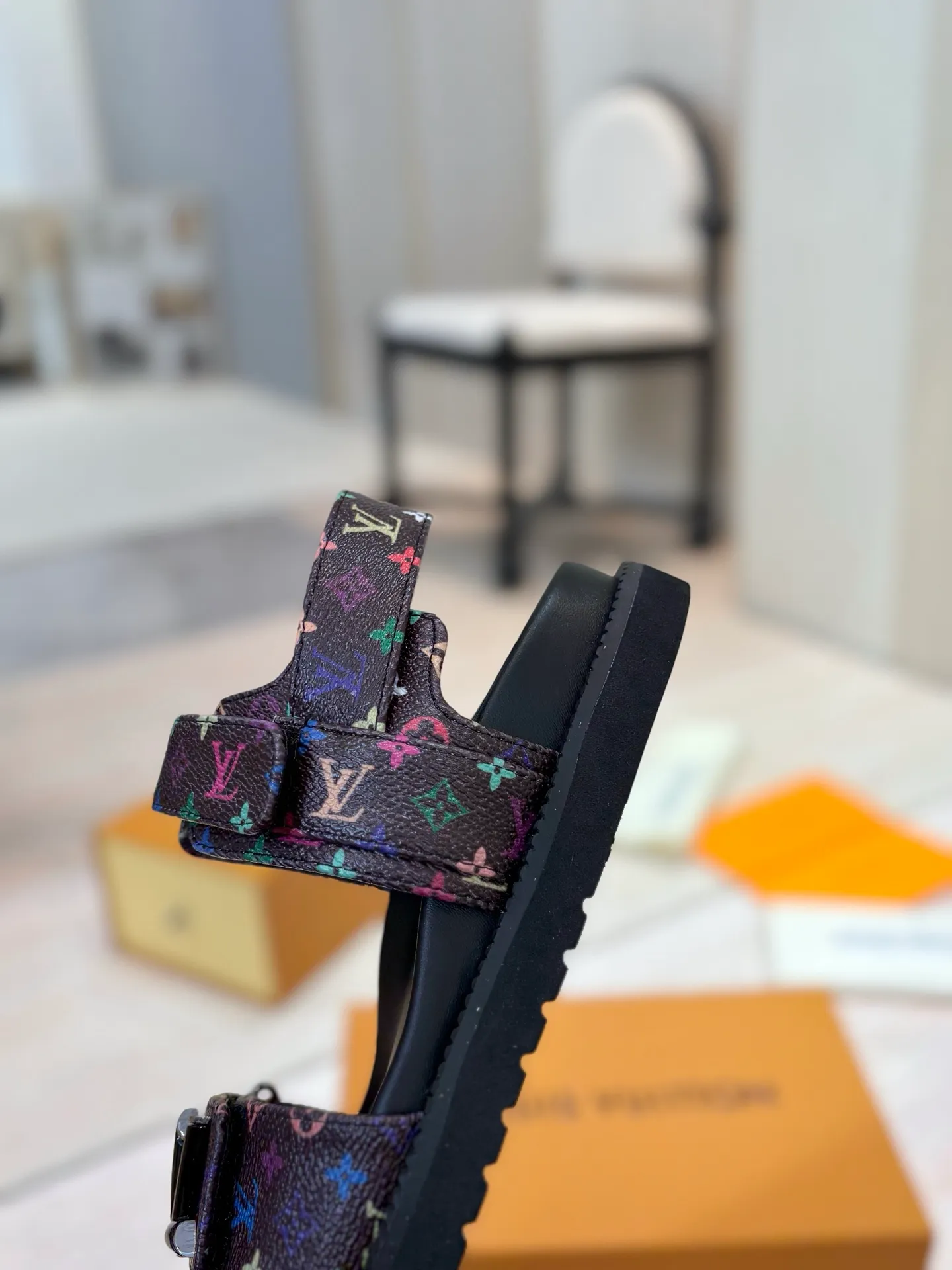 👟👟Ex-factory price 460👟👟 LV 2025 spring and summer new products 🥰 Popular LV donkey brand counters Embossed logo embossed sandals This Pool Pillow Comfort flat sandals are made of technical fabrics and use high-frequency embossing technology to reinterpret the Monogram pattern. Soft padded upper with adjustable Velcro, comfortable and tough insole adds harmonious colors 👍New hard goods, purchasing agent level! Full of high-end feel! A popular model among bloggers at home and abroad, it’s retro and fashionable and looks amazing on your feet! The official website's main recommendation 👍👍 ✅ Upper: waterproof special original fabric ✅ Inner lining: imported mixed sheepskin ✅ Outsole: original molded foam outsole ✅ Number of sizes: women's size 35-45 (women's size 41 men's 38.45, custom-made, non-refundable) ✅ Packaging: full set of drawer boxes ​